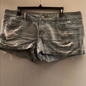 Destroyed light wash ae shorts
